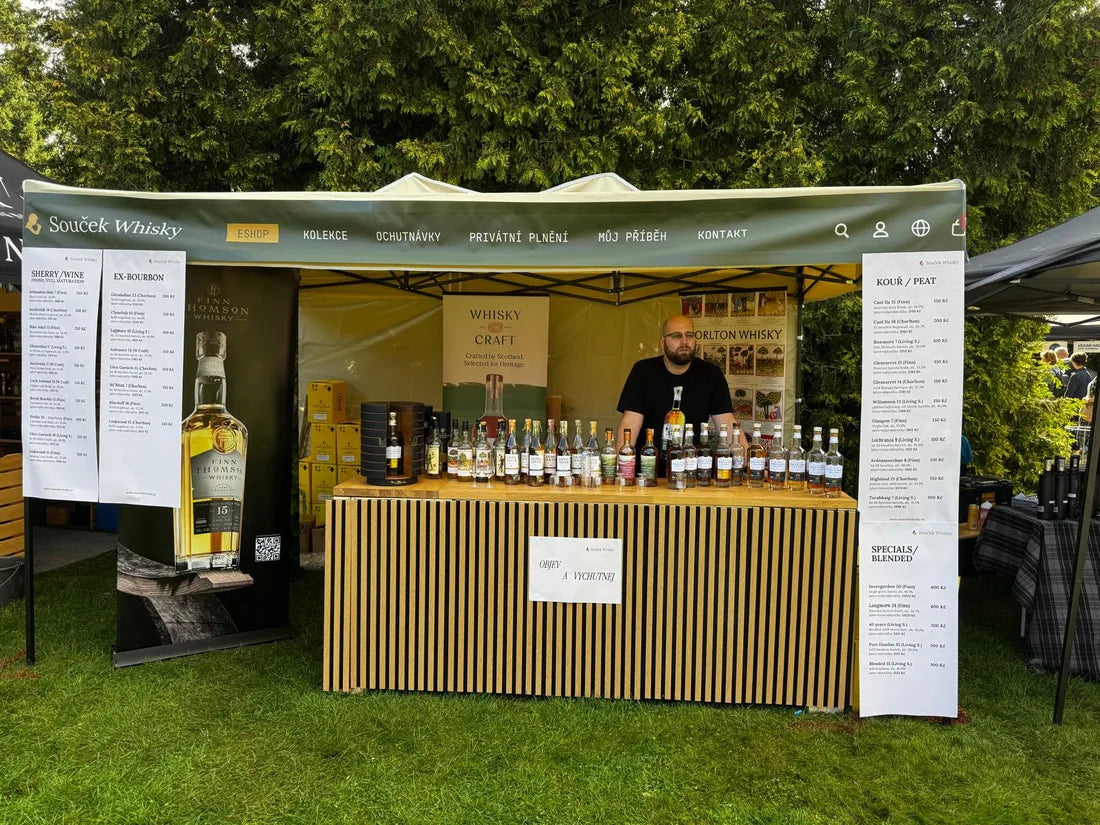 Stánek Souček Whisky s nabídkou lahví na Skotských hrách